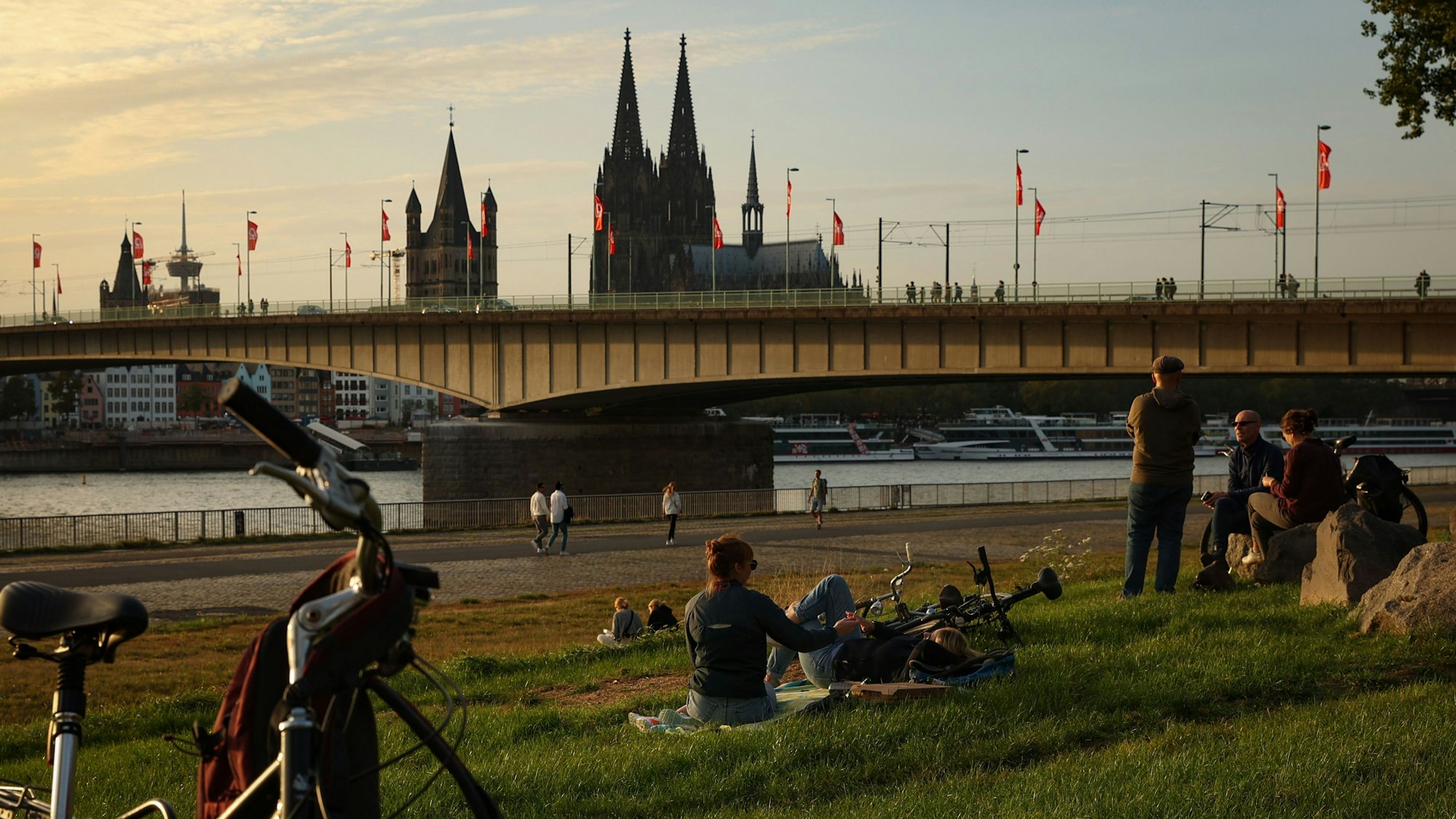 Blick auf die Deutzer Brücke vor dem Kölner Dom.