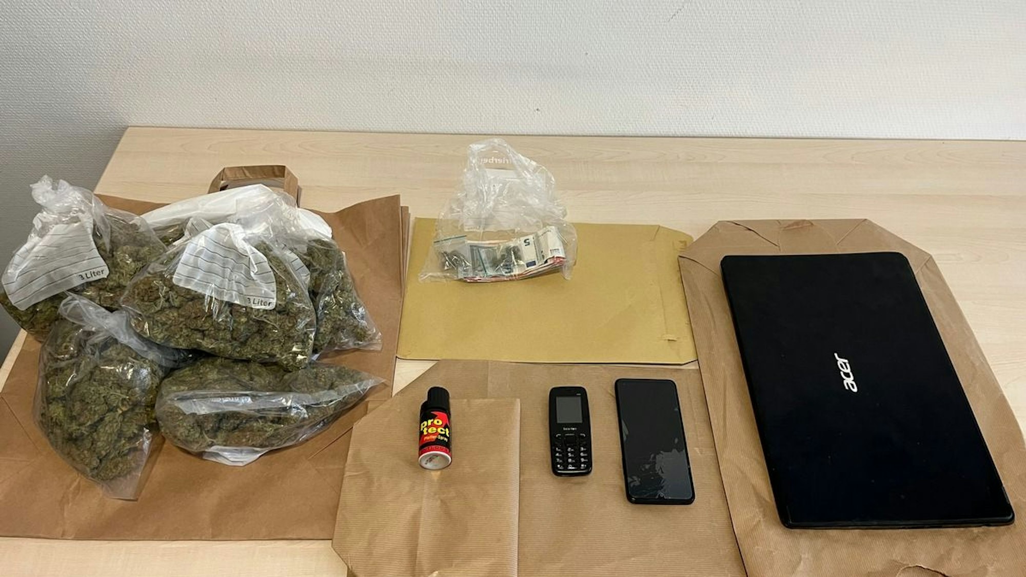 Sichergestellte Drogen bei Polizeieinsatz in Köln-Kalk