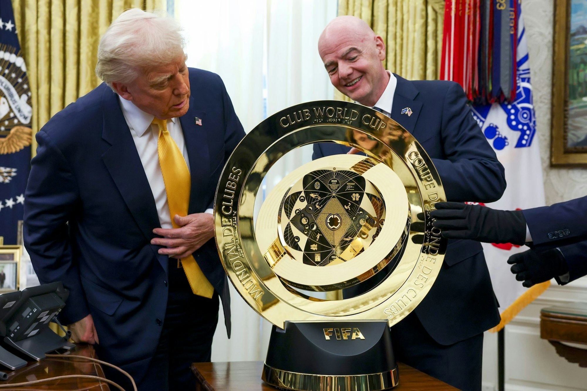 Der US-Präsident (l.) und der FIFA-Boss (r.) betrachten die Trophäe für die Club-WM.