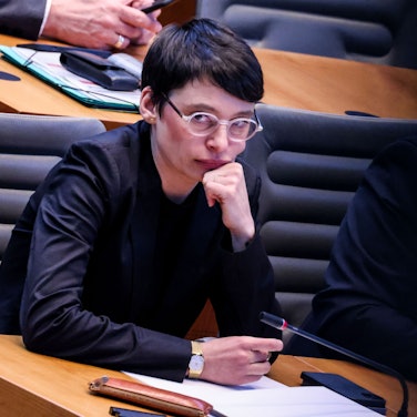 ARCHIV - 19.02.2025, Nordrhein-Westfalen, Düsseldorf: Josefine Paul (Grüne), Ministerin für Kinder, Jugend, Familie, Gleichstellung, Flucht und Integration, verfolgt im Landtag eine aktuelle Stunde zum Thema Abschiebeflüge. (zu dpa: «Bielefeld-Angreifer: Identität nicht verschleiert») Foto: Oliver Berg/dpa +++ dpa-Bildfunk +++