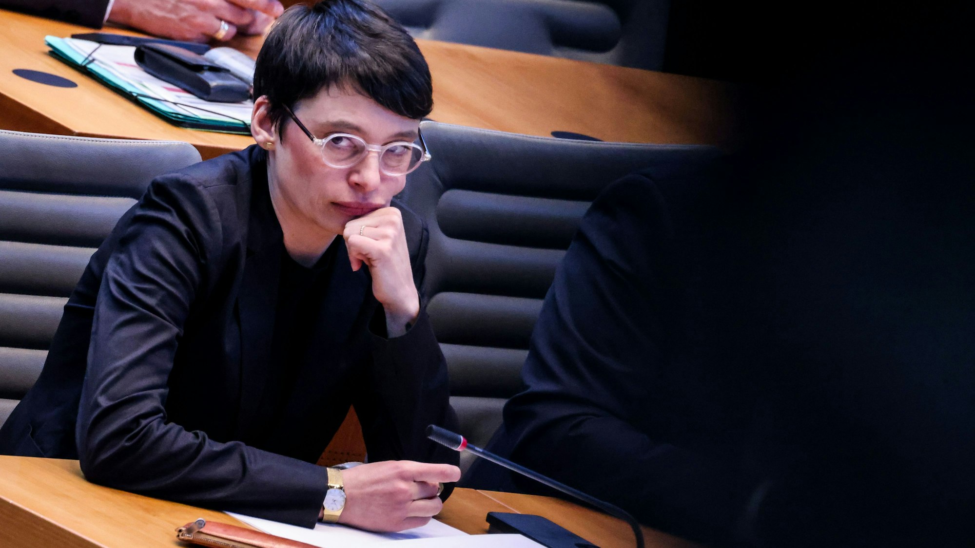 ARCHIV - 19.02.2025, Nordrhein-Westfalen, Düsseldorf: Josefine Paul (Grüne), Ministerin für Kinder, Jugend, Familie, Gleichstellung, Flucht und Integration, verfolgt im Landtag eine aktuelle Stunde zum Thema Abschiebeflüge. (zu dpa: «Bielefeld-Angreifer: Identität nicht verschleiert») Foto: Oliver Berg/dpa +++ dpa-Bildfunk +++