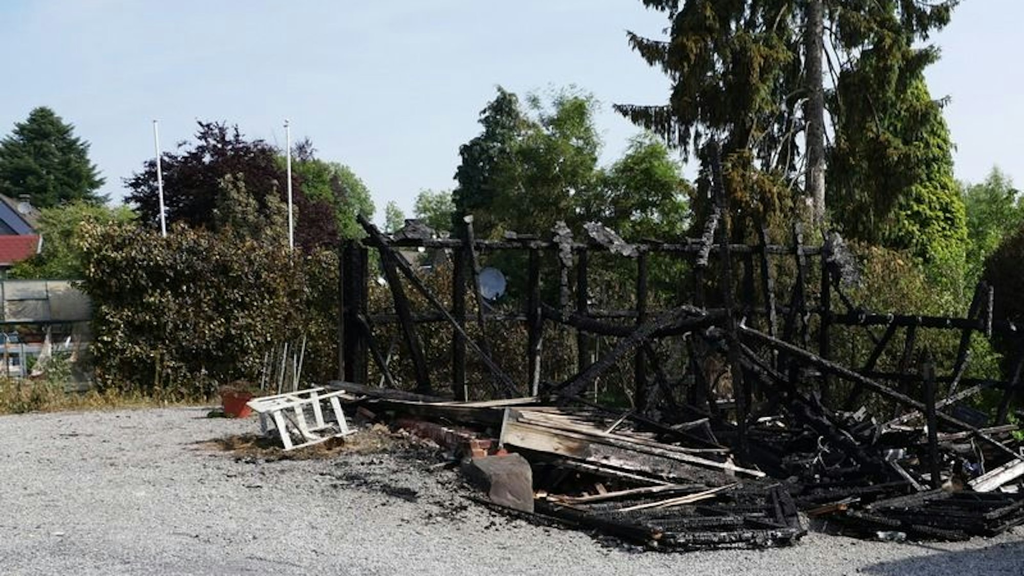 Brand eines PKW und einer Holzscheune in Wermelskirchen mit hohem Sachschaden
