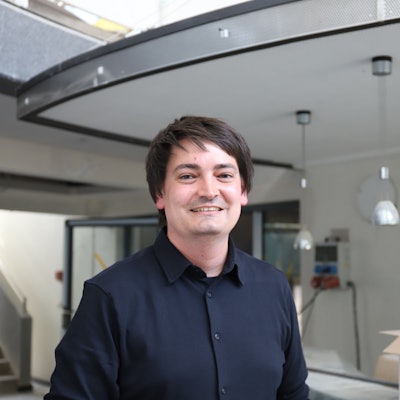 Amtsinhaber Mario Dahm (SPD) tritt zum zweiten Mal zur Wahl zum Bürgermeister in Hennef an. Hier steht er im alten Conet-Gebäude, das gerade für die Förderschule der Stadt umgebaut wird.