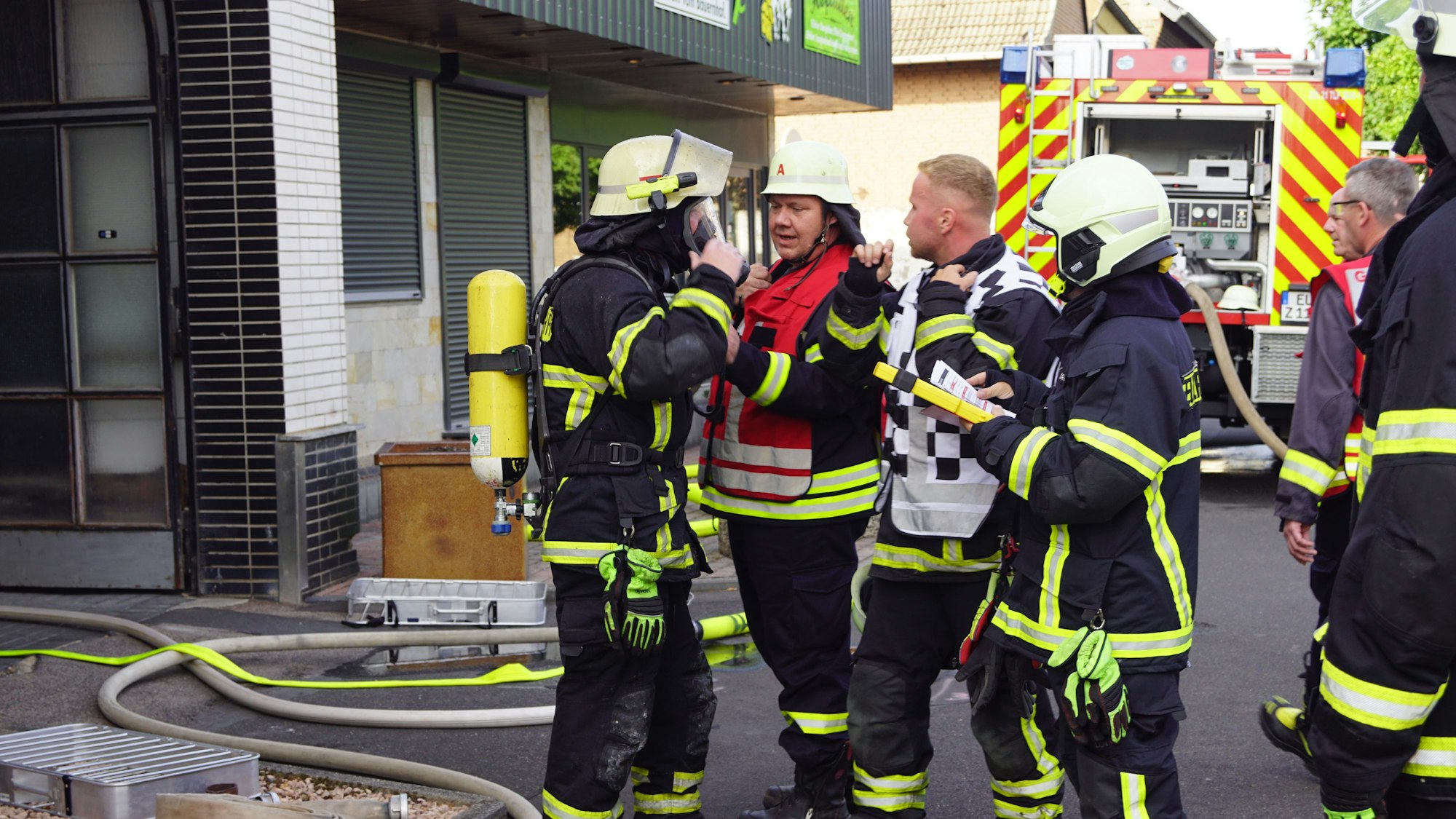 12.06.2025 In einem Haus in Sinzenich ist es zu einem Brand in der Zwischendecke gekommen. Die Feuerwehr war mit mehr als 50 Einsatzkräften vor Ort.