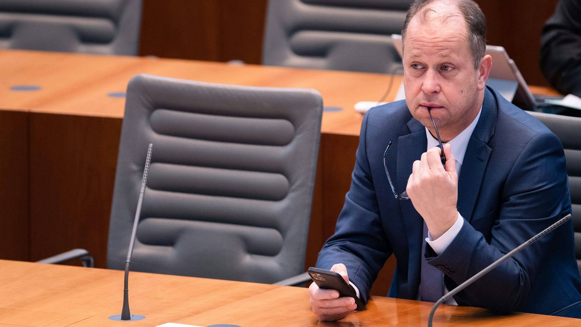ARCHIV - 06.04.2022, Nordrhein-Westfalen, Düsseldorf: Joachim Stamp (FDP) sitzt im Landtag auf der Regierungsbank. Der 52-Jährige will den Vorsitz der NRW-FDP abgeben. Foto: Marius Becker/dpa +++ dpa-Bildfunk +++