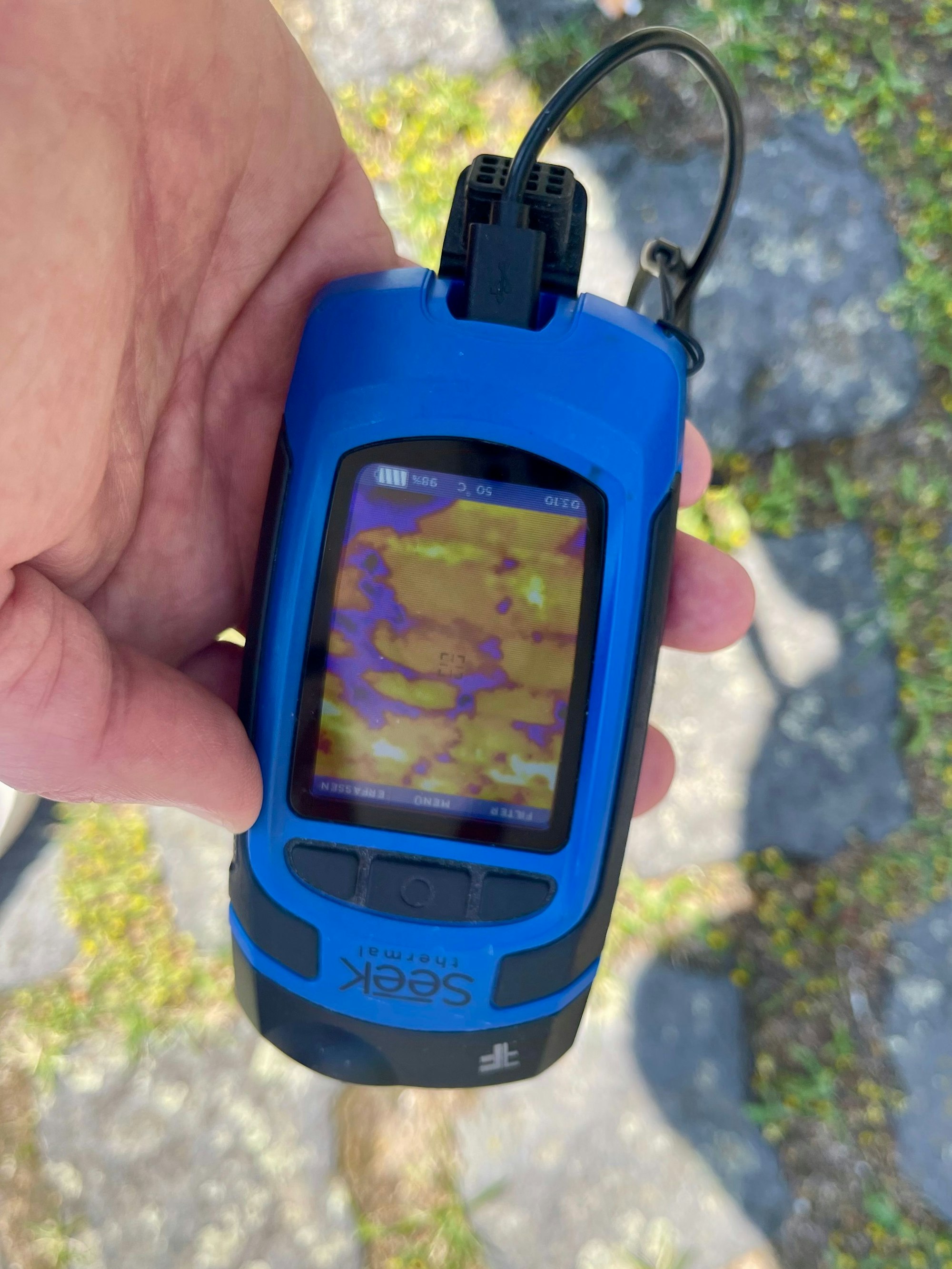 Meteorologe Karsten Brand auf dem Platz hinter der Viktoria: Die Steine strahlen heiß, das Grün dazwischen ist deutlich kühler.