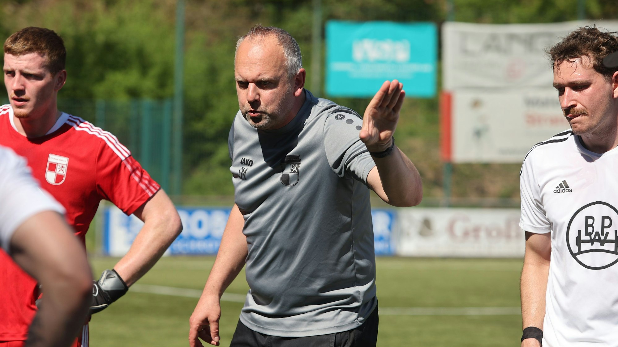 Sascha Mühlmann weist seine Spieler an.