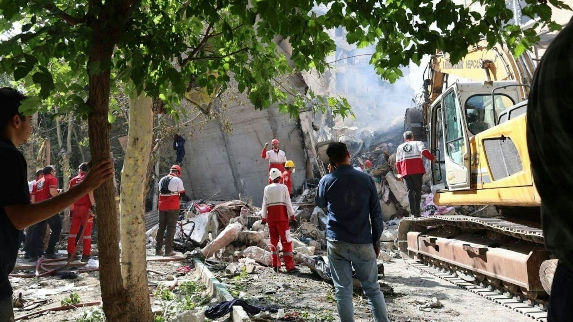 Irans Präsident Peseschkian verspricht Israel Vergeltung für Angriff auf Teheran und Tötung zweier Militärführer.