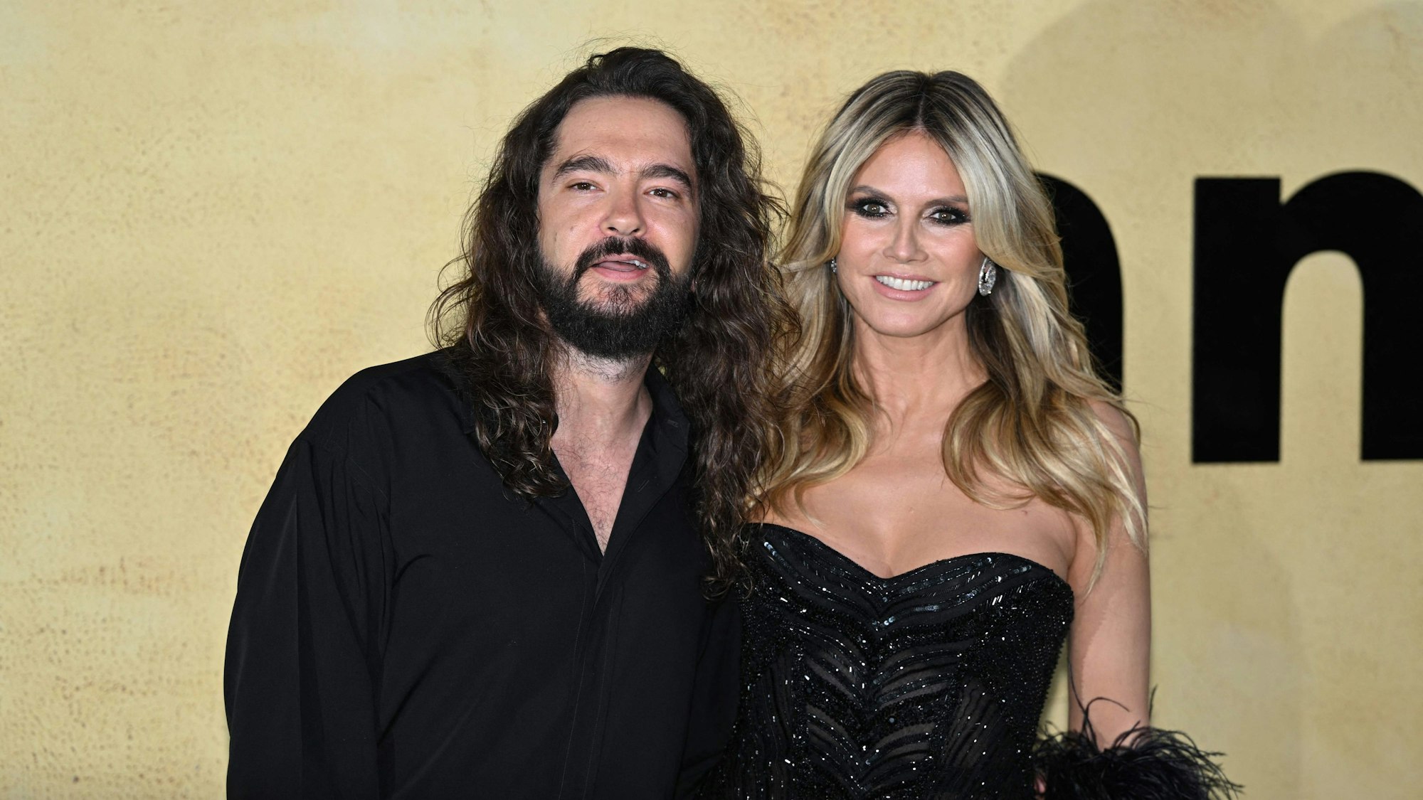 Heidi Klum und ihr Partner Tom Kaulitz, präsentieren sich beide im schwaren Look bei der amfAR Gala 2025 in Cannes.