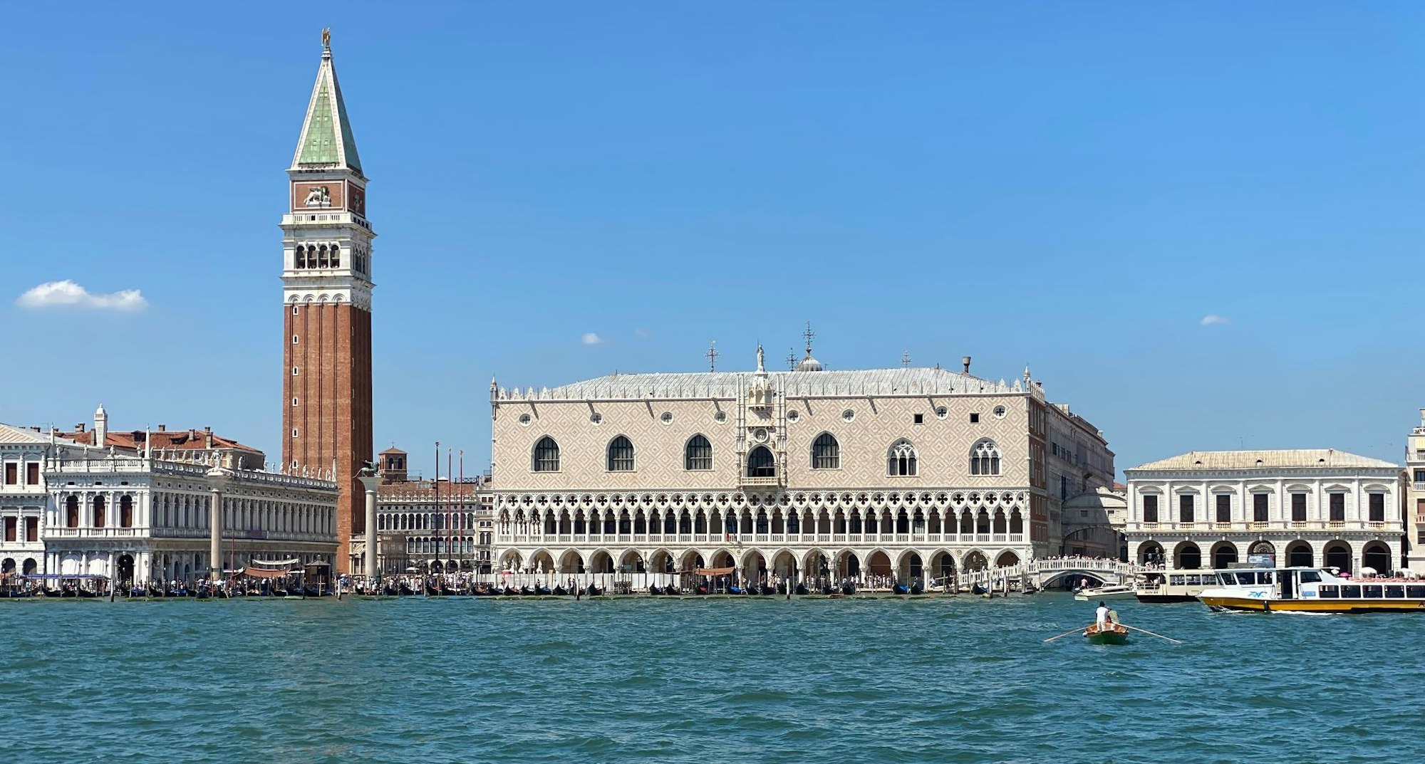 In rund sieben Stunden geht es mit der Bahn von München in die Lagunen-Stadt Venedig. (Archivbild)