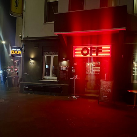 Rotes Licht beleuchtet die Off Bar