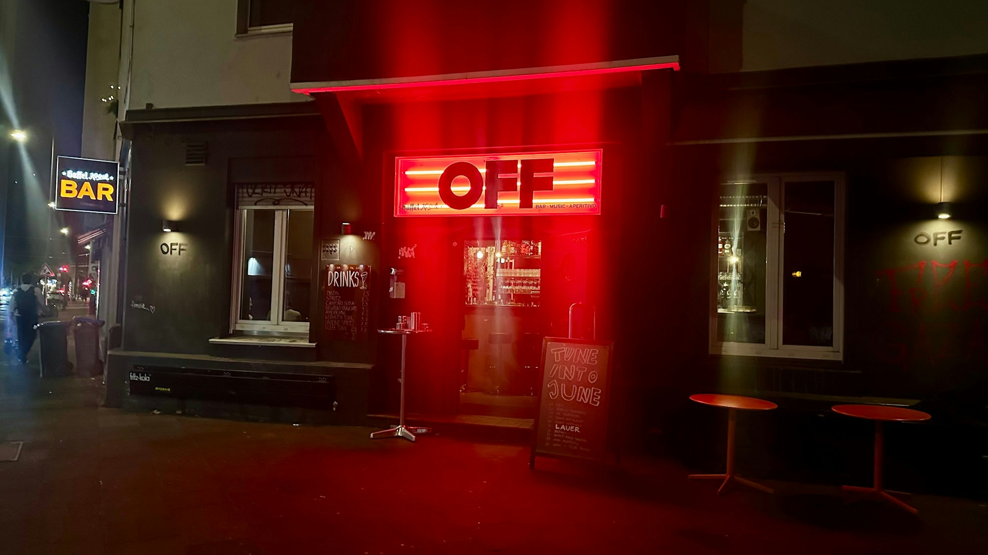 Rotes Licht beleuchtet die Off Bar
