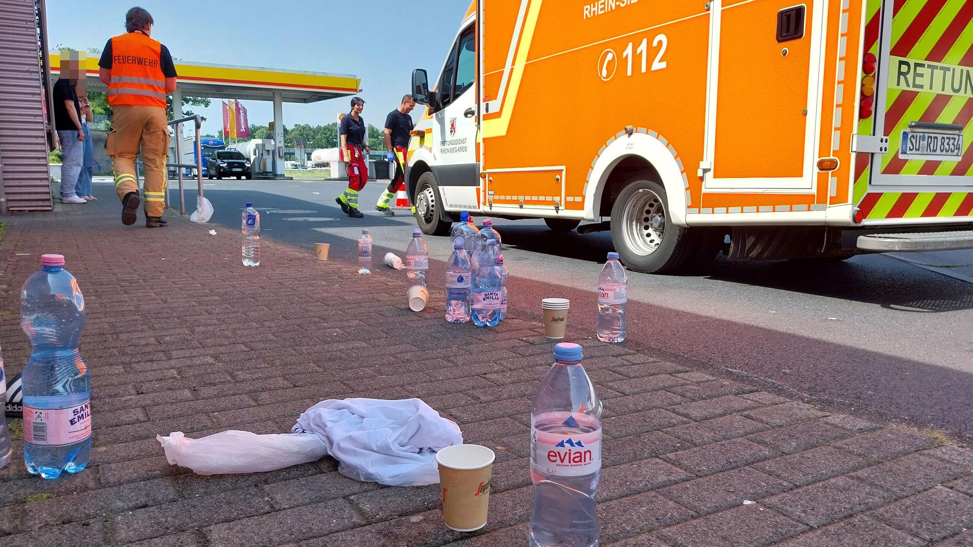 Die 40 Schülerinnen und Schüler aus dem Bus bekamen an der Ratsstätte zu trinken, einige mussten vom Rettungsdienst behandelt werden.