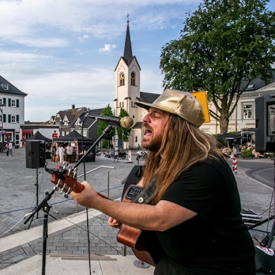 Das Foto zeigt den Musiker Brad Marr auf dem Wipperfürther Marktplatz.