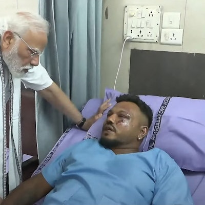 Der indische Premierminister Narendra Modi besuchte Vishwash Kumar Ramesh im Krankenhaus.