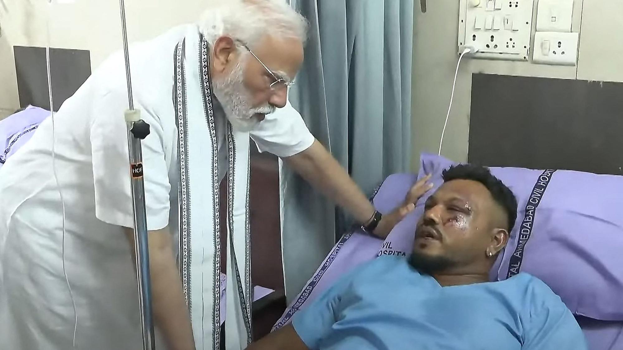 Der indische Premierminister Narendra Modi besuchte Vishwash Kumar Ramesh im Krankenhaus.