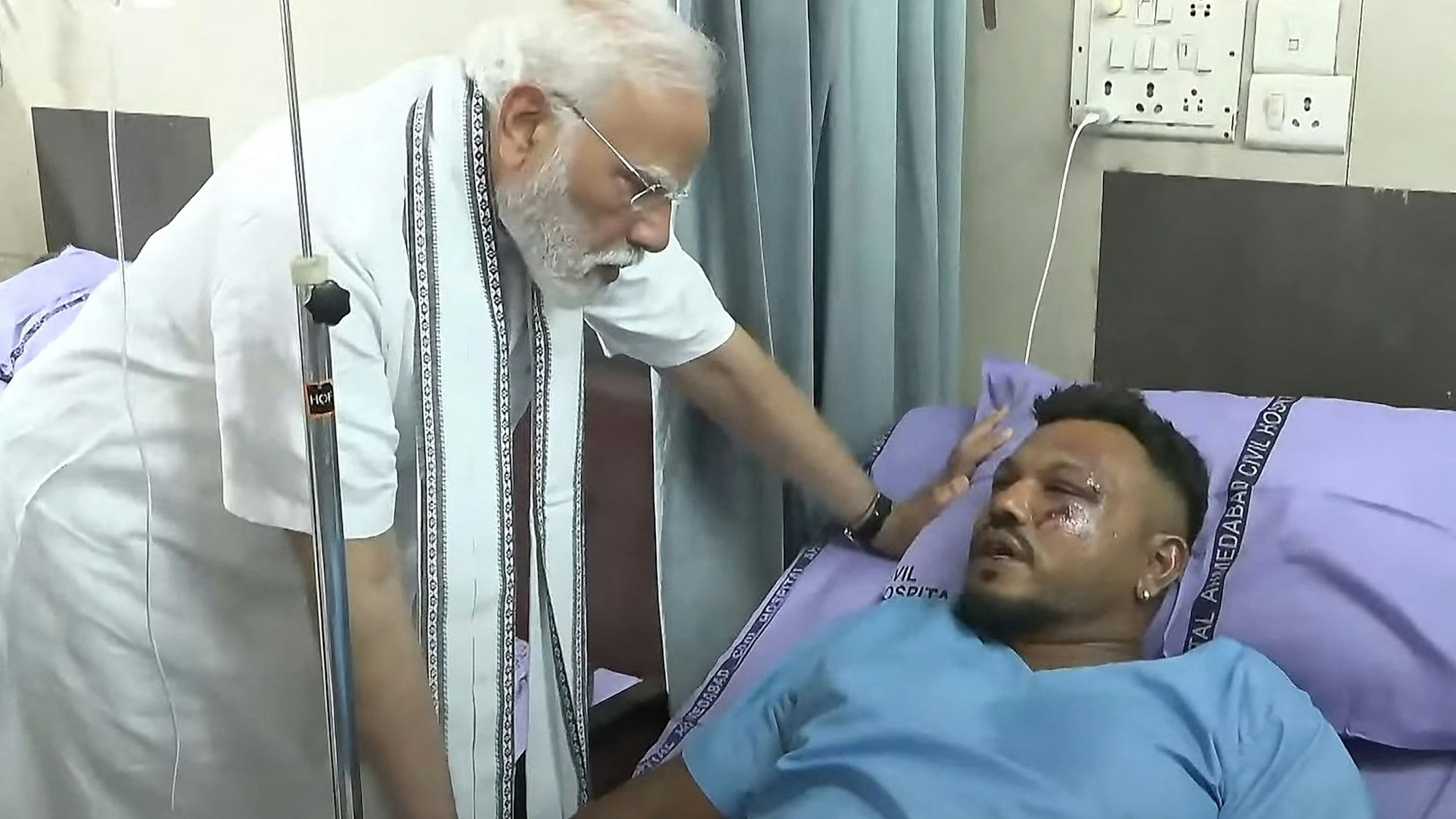 Der indische Premierminister Narendra Modi besuchte Vishwash Kumar Ramesh im Krankenhaus.