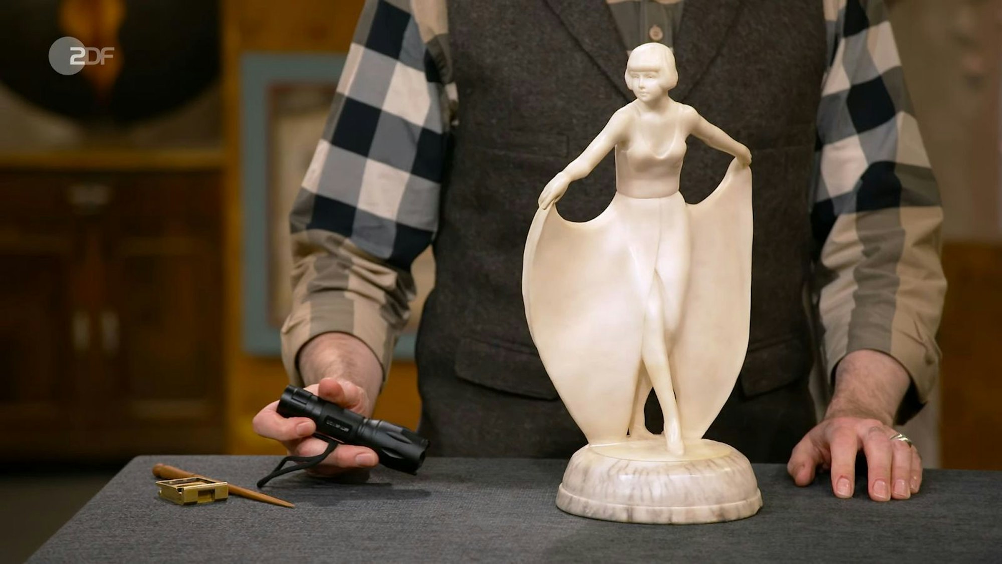 Die Goldscheider-Statuette einer Tänzerin aus Alabasterguss nach einem Entwurf von Josef Lorenzl aus dem Jahr 1928 wird auf 550 bis 600 Euro geschätzt. Bei 800 Euro freut sich David Suppes über den Zuschlag.
(Bild: ZDF)