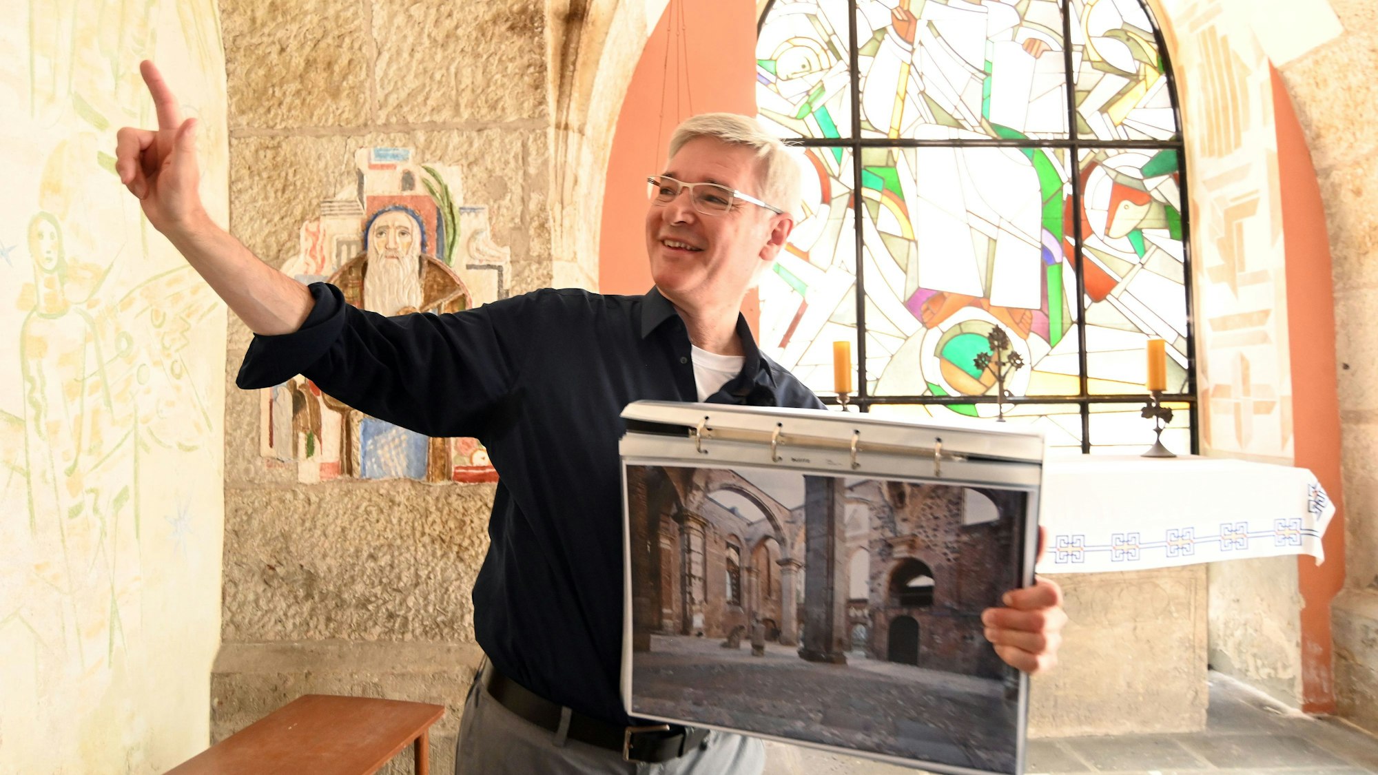13.06.2025 Köln. Versteckte Perlen an der Via Culturalis. Stadtkonservator Dr. Thomas Werner führt zu architektonisch interessante Objekten entlang der Via Culturalis. Hier in der St. Bruder-Konrad-Kapelle. Foto: Alexander Schwaiger
aufsetzer