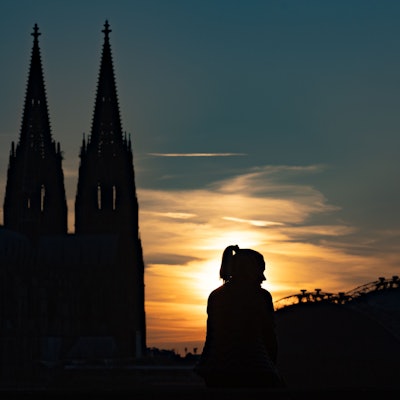08.03.2025
Köln
Sonnenuntergang am Rhein hinter dem Panorama der Stadt Köln. Das Wochenende soll äußerst sonnig werden.
Foto: Martina Goyert