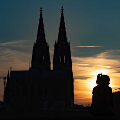 Sonnenuntergang am Rhein hinter dem Panorama der Stadt Köln im Frühling. (Archivbild)