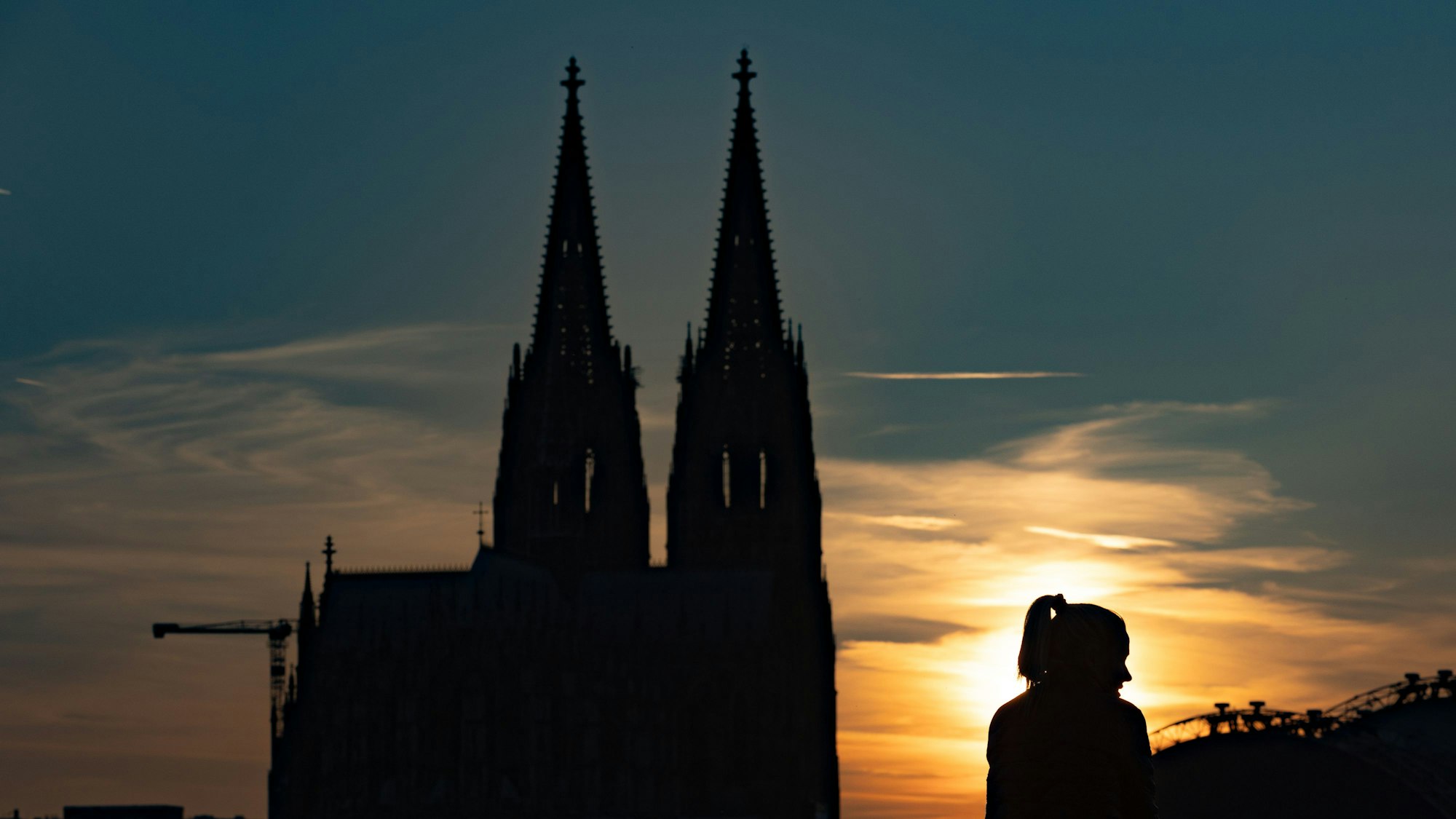 08.03.2025
Köln
Sonnenuntergang am Rhein hinter dem Panorama der Stadt Köln. Das Wochenende soll äußerst sonnig werden.
Foto: Martina Goyert