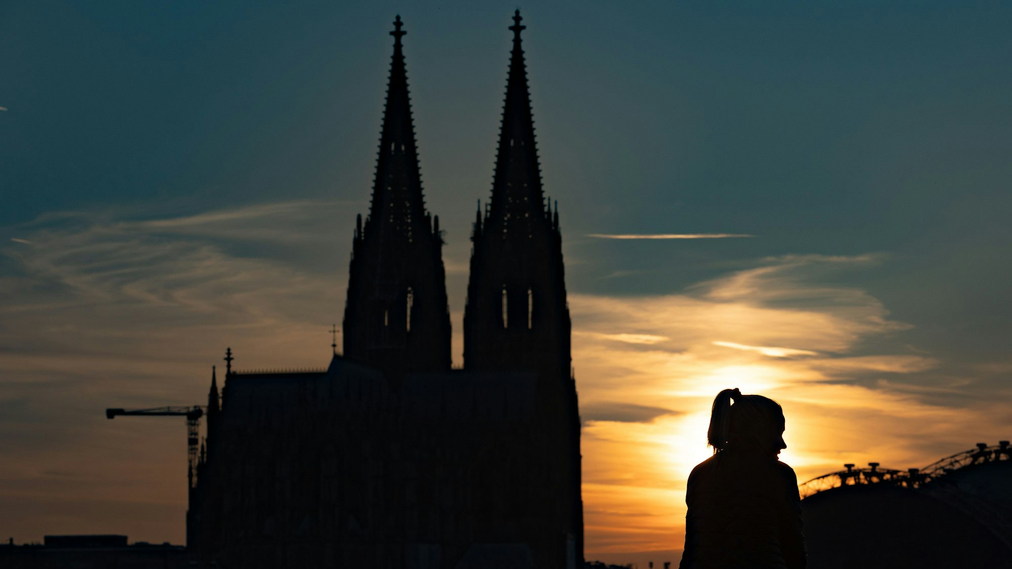 Sonnenuntergang am Rhein hinter dem Panorama der Stadt Köln im Frühling. (Archivbild)