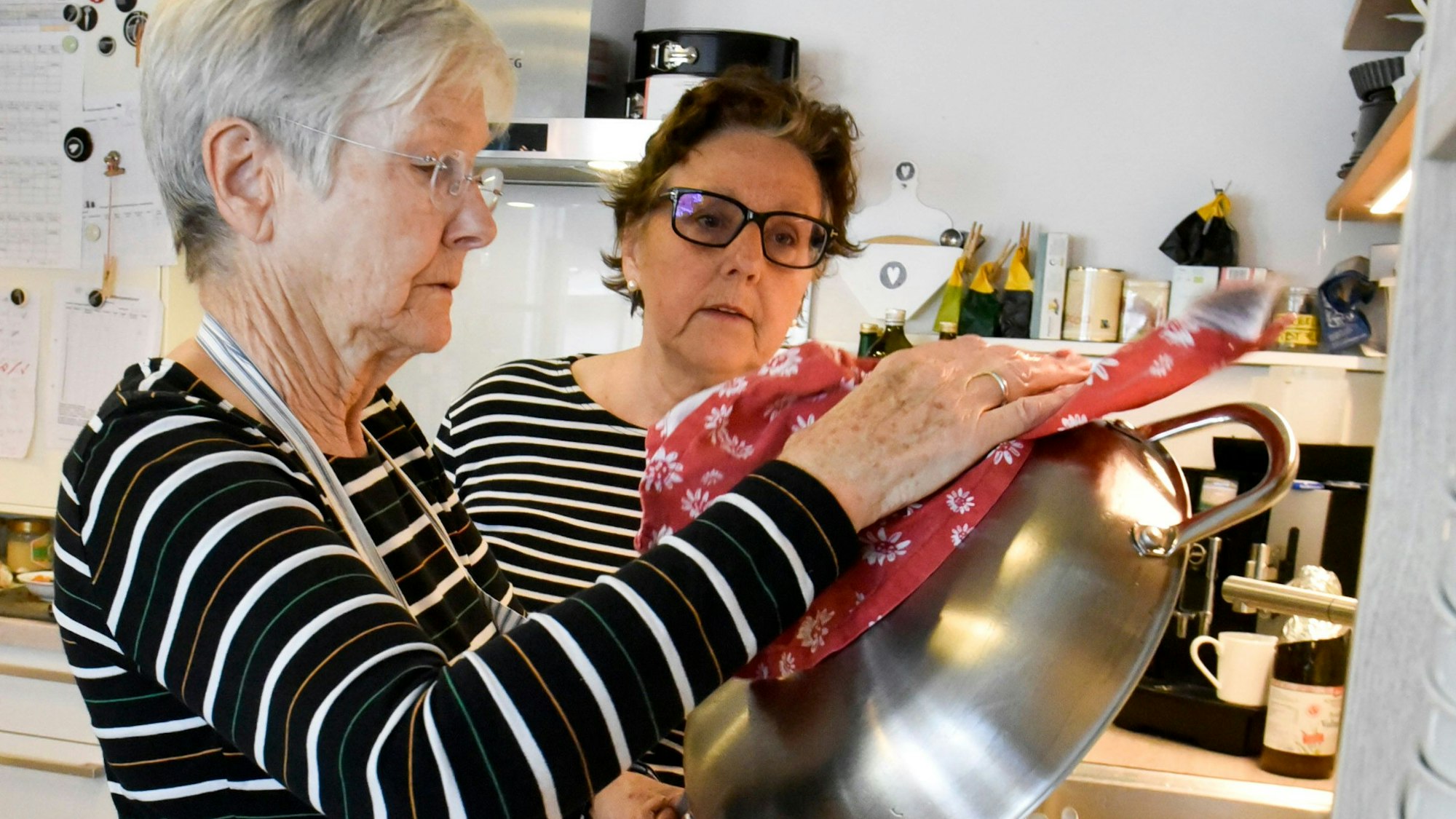 Das Foto zeigt eine Frau beim Abwasch.