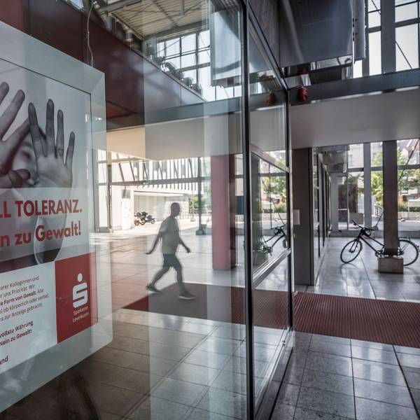 Die Sparkasse sieht sich wegen zunehmender Aggression gegen ihre Mitarbeiter zu einer Kampagne genötigt: "Null Toleranz. Nein zur Gewalt".