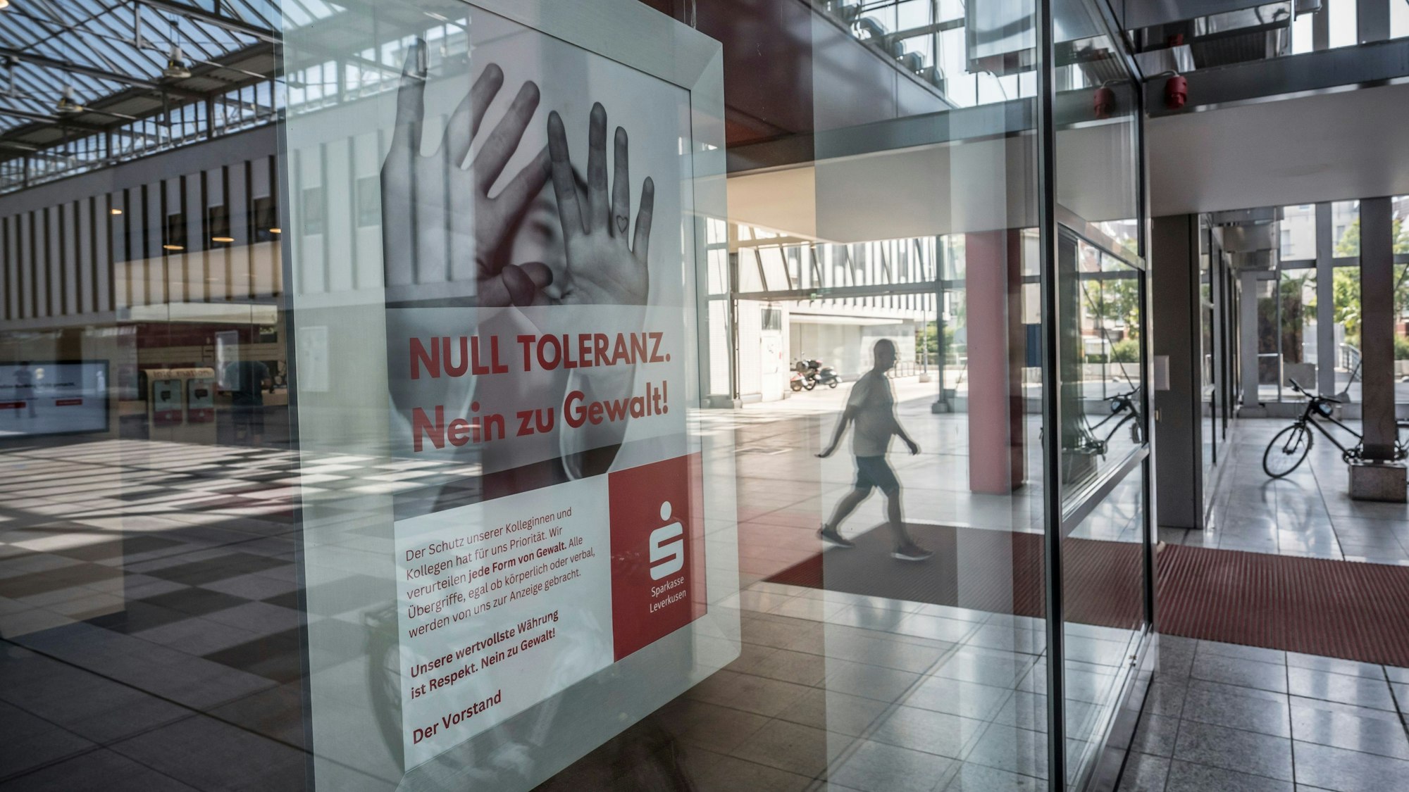 Die Sparkasse sieht sich wegen zunehmender Aggression gegen ihre Mitarbeiter zu einer Kampagne genötigt: "Null Toleranz. Nein zur Gewalt".