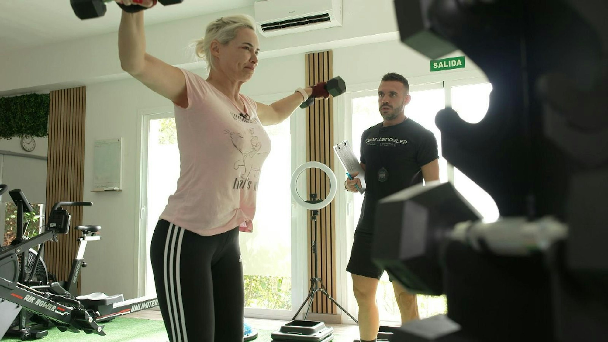 Trainer Tobi pusht Dani zur Höchstform. (Bild: RTL)