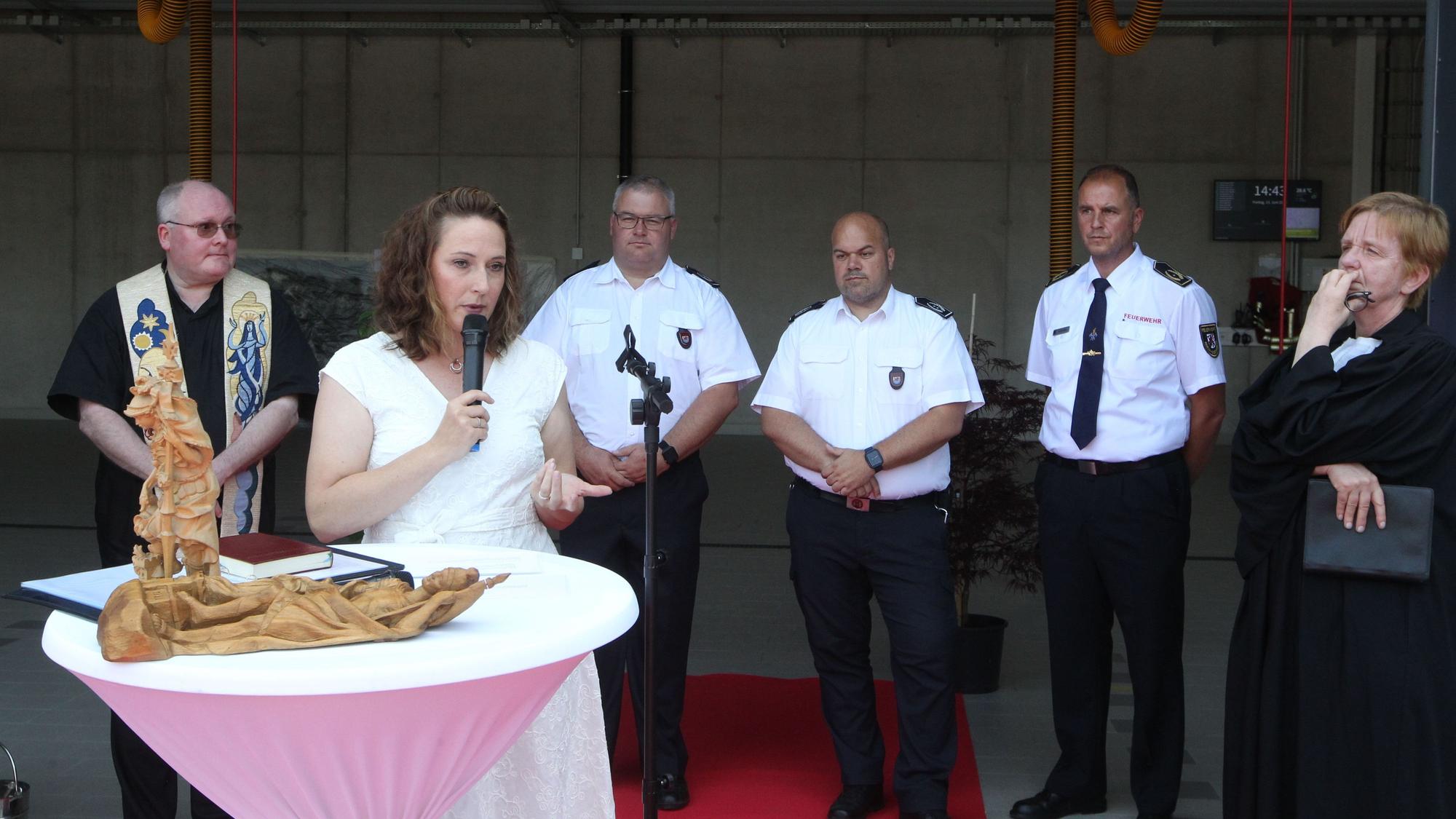 Bürgermeisterin Nicole Berka (vorne) mit den Geistlichen Edith Royek und Martin Wierling sowie den Feuerwehrchefs der Löschzüge Neunkirchen (links, Roland Küpper), Seelscheid (Henning Eckschlag) und dem stellvertretenden Kreisbrandmeister Daniel Walter (rechts).