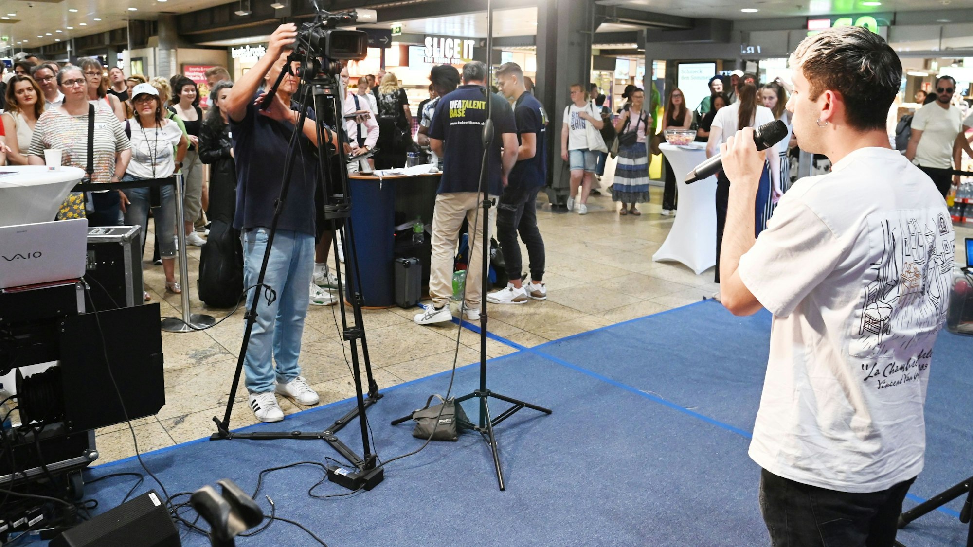 Ein Mann singt bei einem Casting.