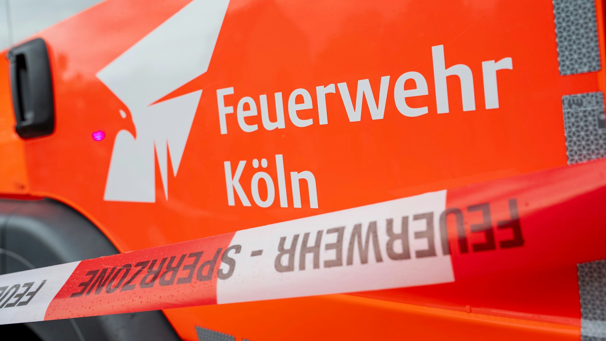 Einsatzkräfte der Feuerwehr bei einem Einsatz in Köln (Symbolfoto)