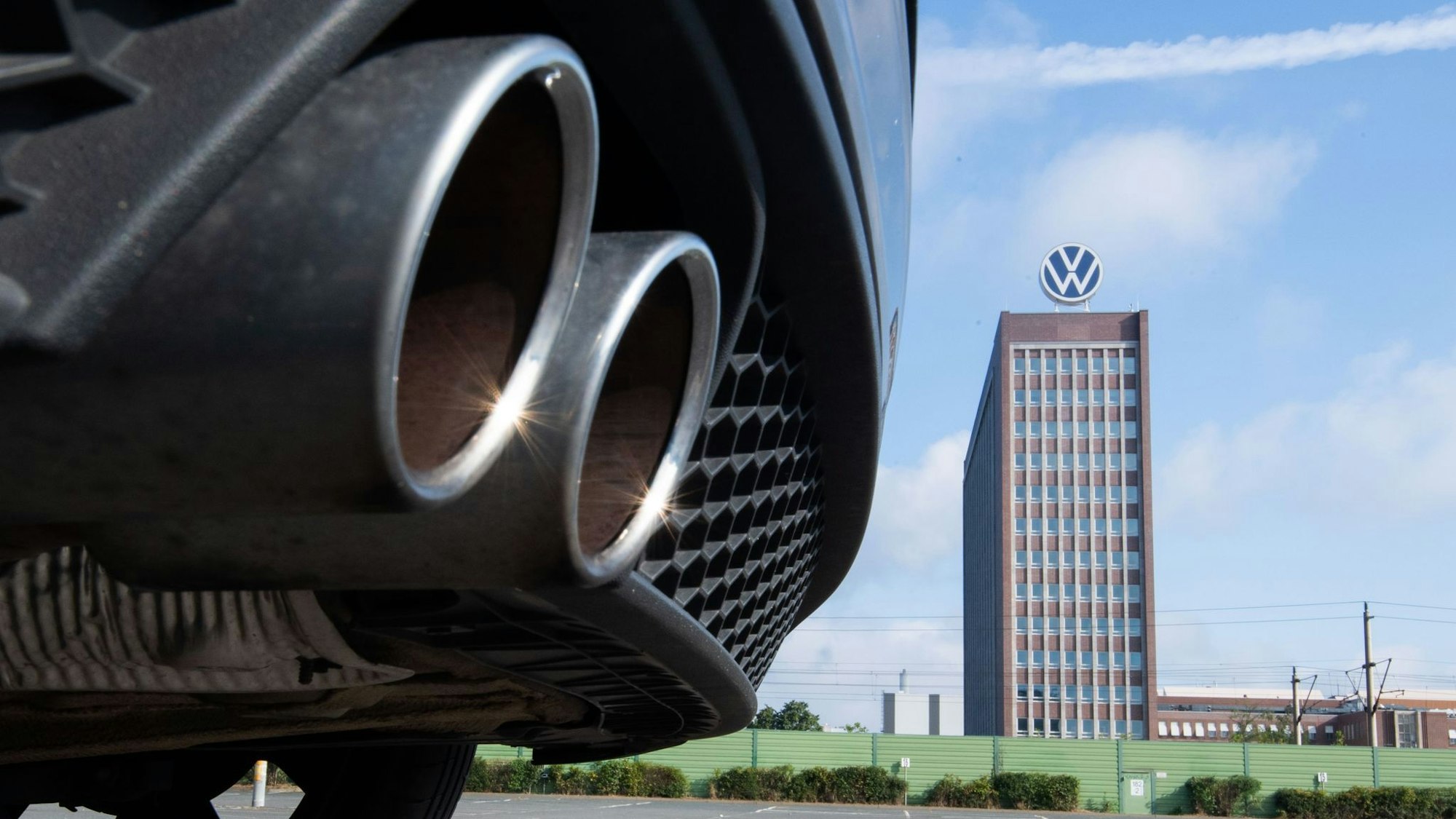 Der Dieselskandal kostete VW bereits Milliarden. Ein Bußgeld wegen Datenschutzverstößen bleibt den Wolfsburger nun aber erspart. (Archivfoto)