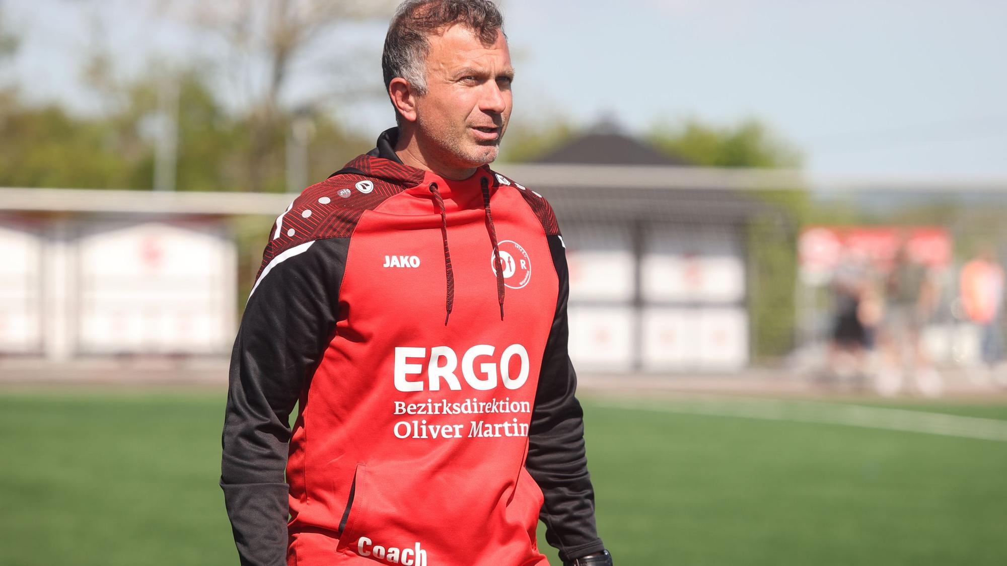 Giovanni Bernado am Spielfeldrand.
