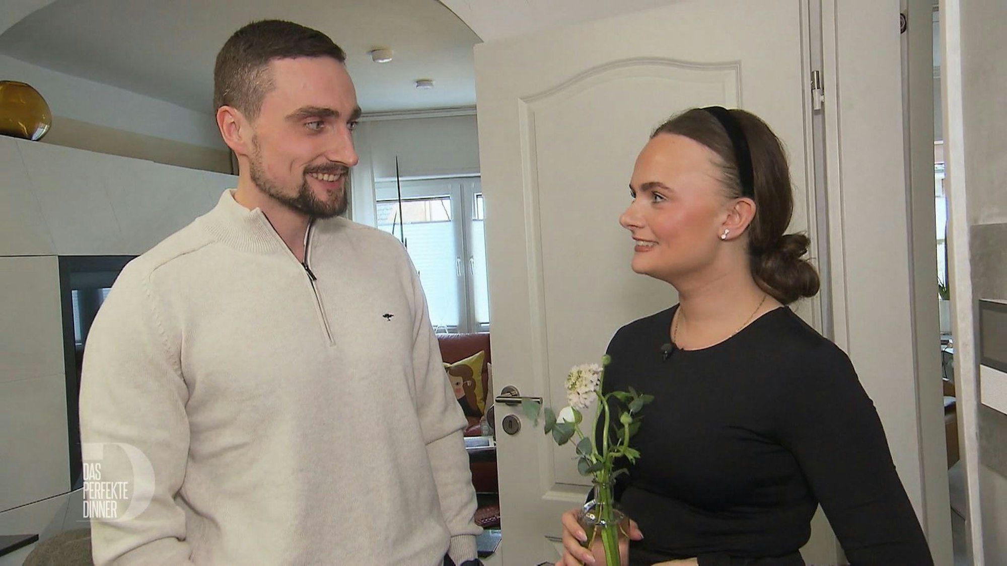 Jils Freund Angelo darf heute die Sacherschnitten probieren, bevor er ins Training geht.
(Bild: RTL)