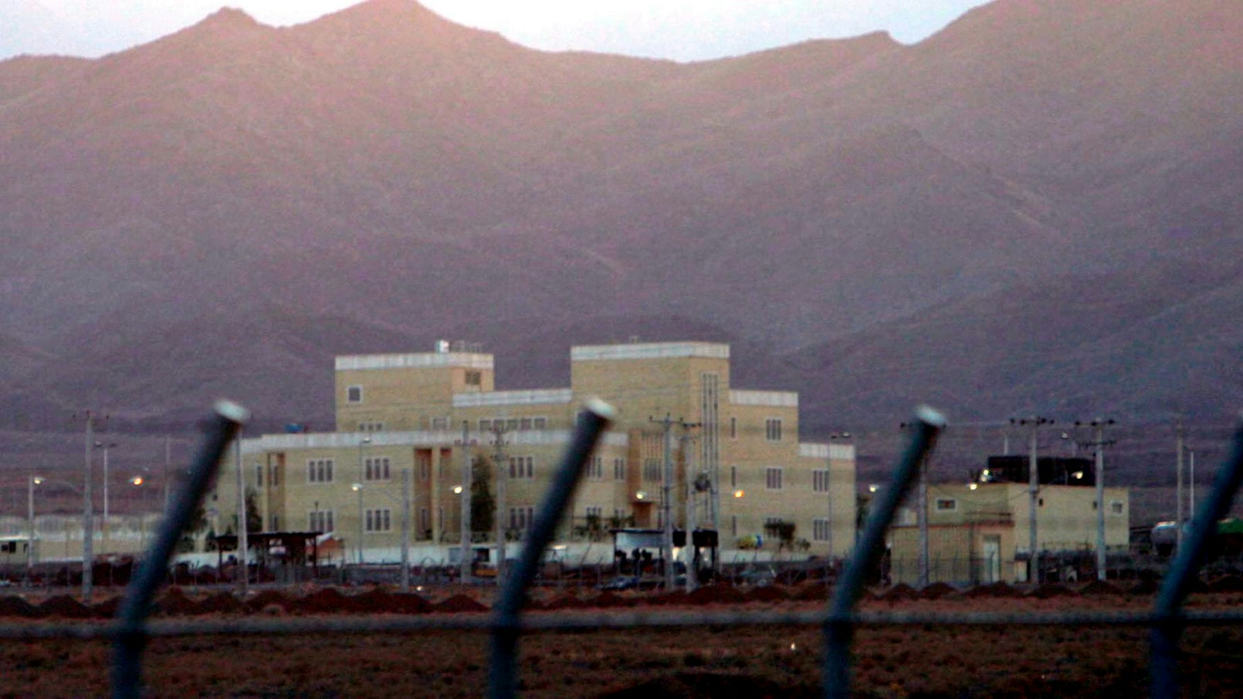 ARCHIV - 17.11.2005, Iran, Teheran: Blick auf die iranische Atomanlage Natans. (zu dpa: «Außenamtssprecher: Iran will nicht auf Urananreicherung verzichten») Foto: Abedin Taherkenareh/epa/dpa +++ dpa-Bildfunk +++