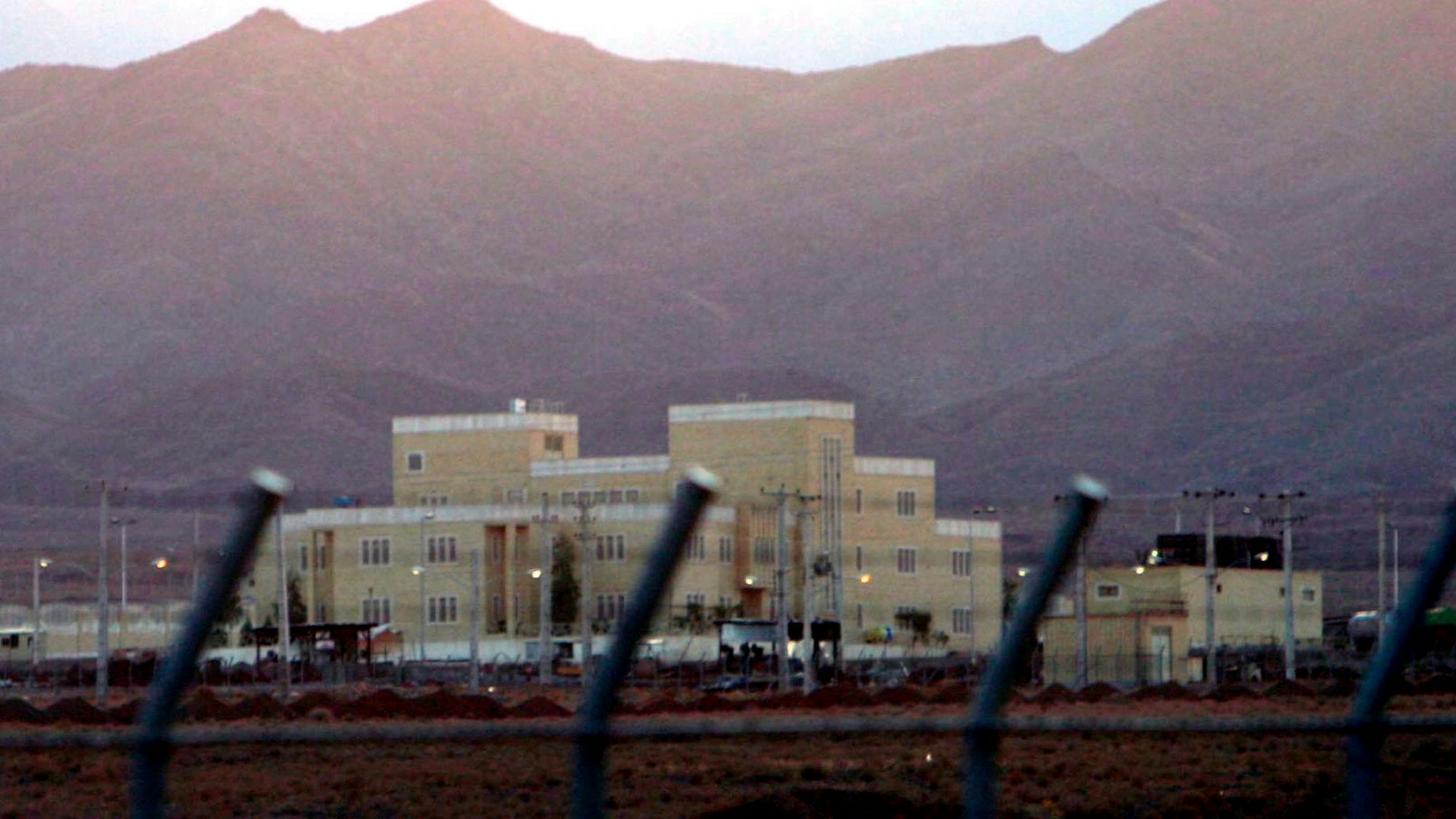 ARCHIV - 17.11.2005, Iran, Teheran: Blick auf die iranische Atomanlage Natans. (zu dpa: «Außenamtssprecher: Iran will nicht auf Urananreicherung verzichten») Foto: Abedin Taherkenareh/epa/dpa +++ dpa-Bildfunk +++