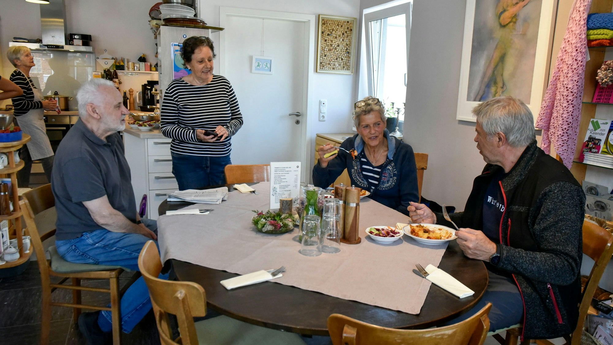 Das Foto zeigt Menschen beim Essen.