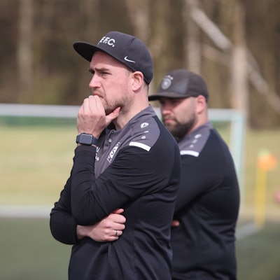 SVF-Trainer Christoph Liehn blickt aufs Spielfeld.