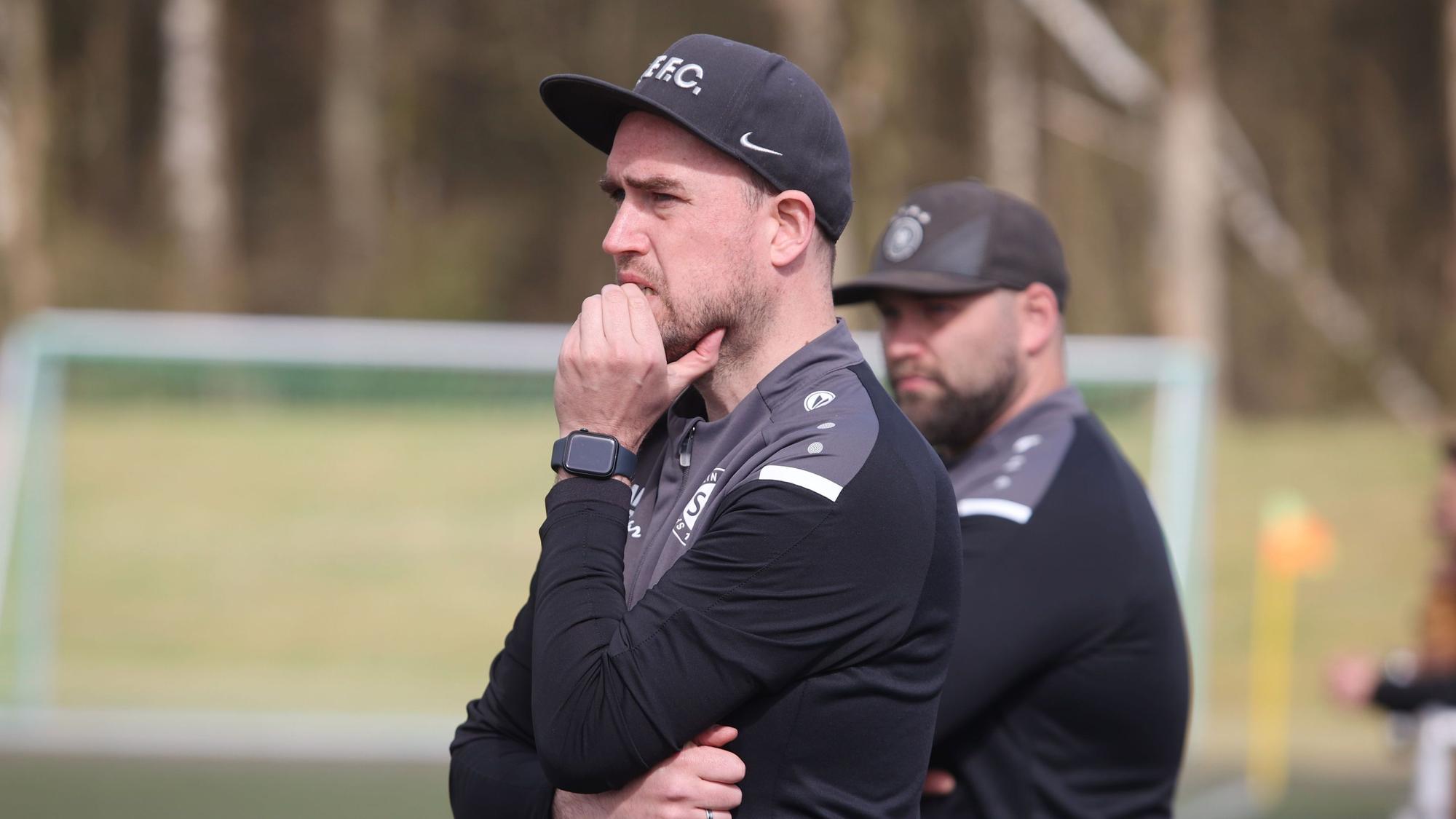 SVF-Trainer Christoph Liehn blickt aufs Spielfeld.