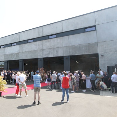 Die imposante Halle mit acht Toren bildet das Herzstück des neuen Feuerwehrgerätehaus in Neunkirchen.