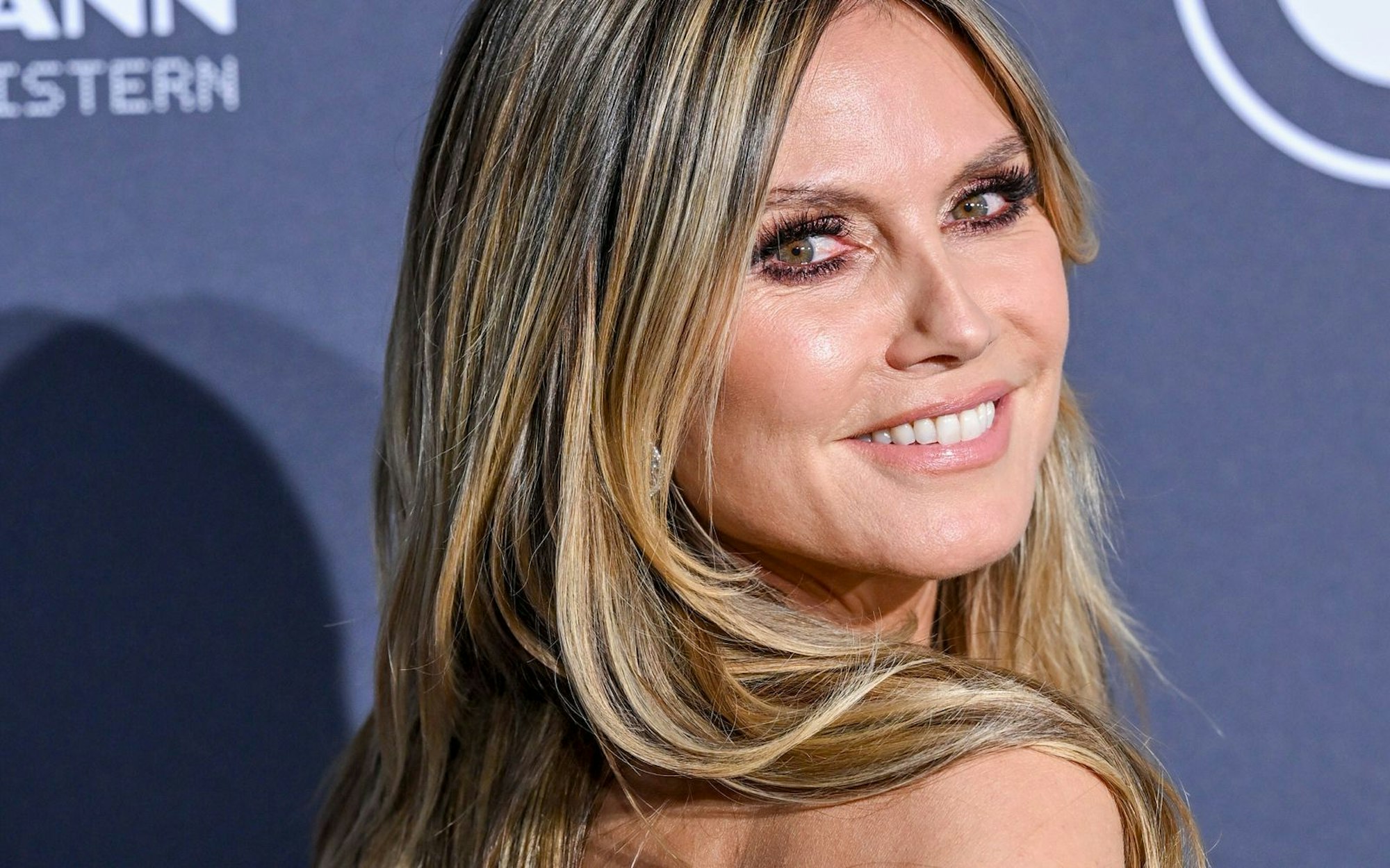 Für Heidi Klums (hier zu sehen 2024 in München) Models wird es ernst: Wer kann sich einen Platz im großen GNTM-Finale sichern? (Bild: 2024 Getty Images/Hannes Magerstaedt)