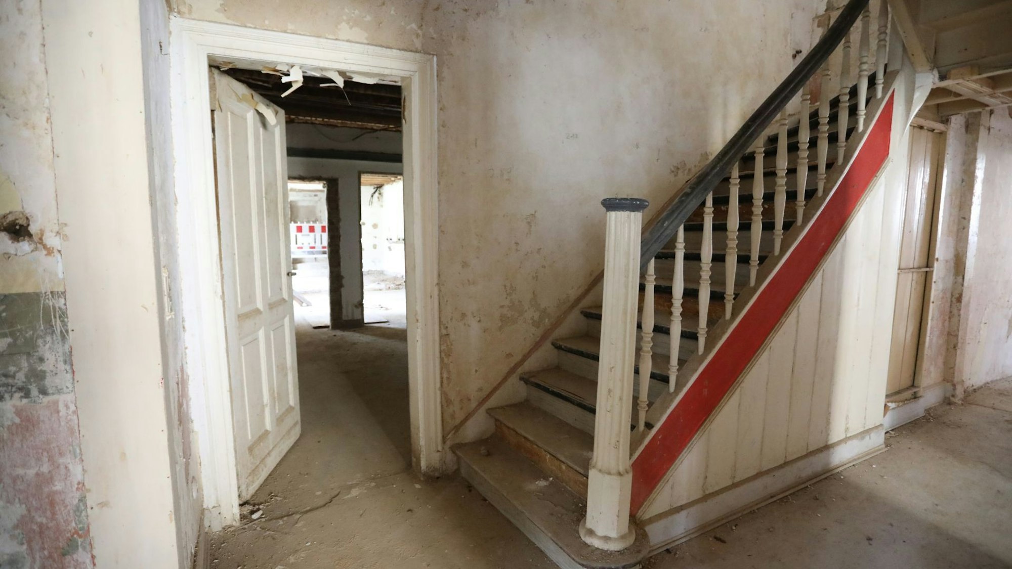 Über eine alte Holztreppe geht es ins Obergeschoss.