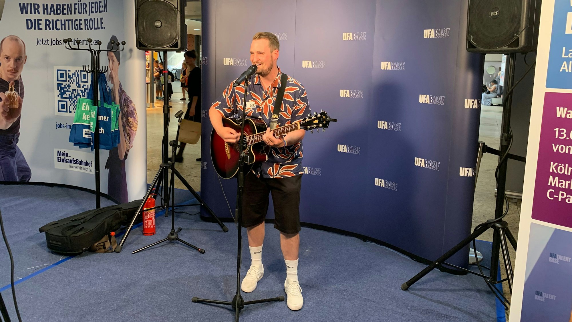 Ein Mann spielt Gitarre.