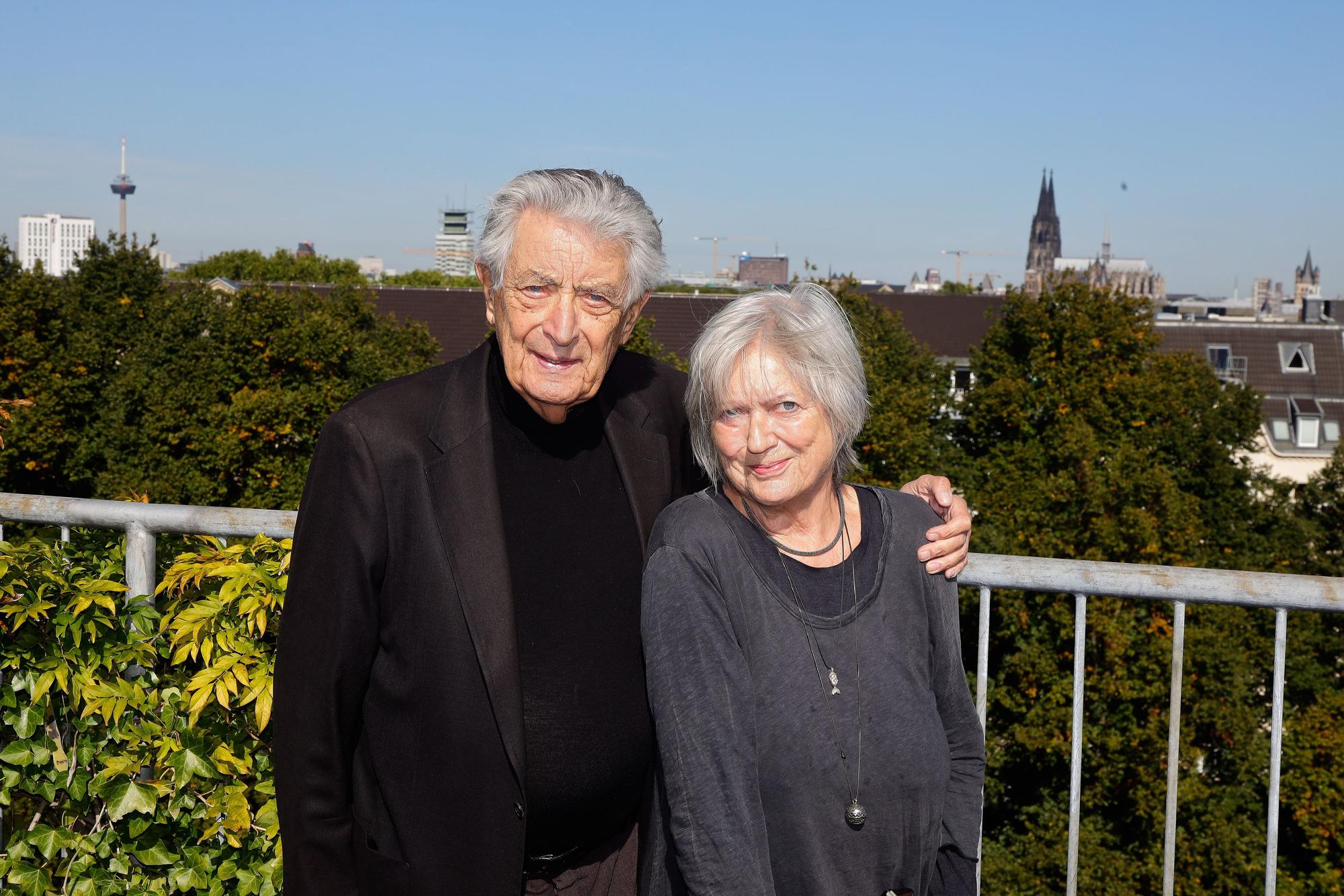 22.09.2022,Köln:Gerhart Baum mit seiner Ehefrau Renate Liesmann Baum. Politiker in seiner Wohnung am Kölner Ubierring/Südstadt.Foto:Dirk Borm