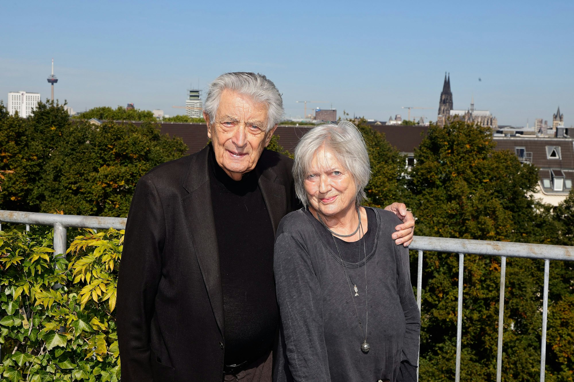 22.09.2022,Köln:Gerhart Baum mit seiner Ehefrau Renate Liesmann Baum. Politiker in seiner Wohnung am Kölner Ubierring/Südstadt.Foto:Dirk Borm