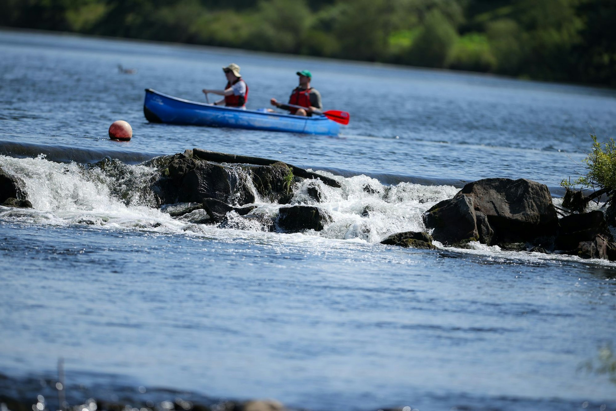 Es wird heiß in NRW - am Wasser lassen sich die Temperaturen noch am besten aushalten. (Archivbild)