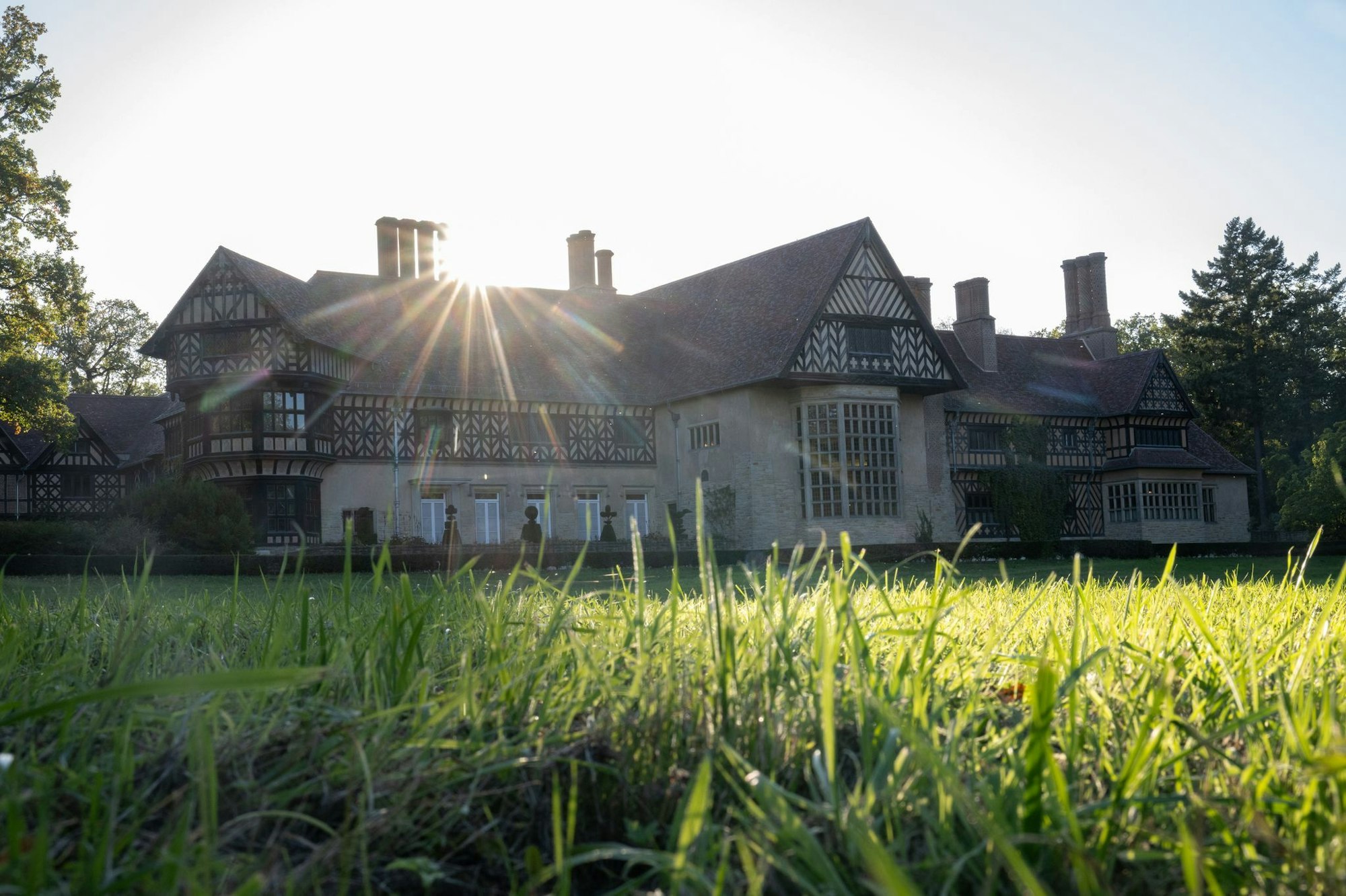Das Schloss Cecilienhof im Neuen Garten in Potsdam.